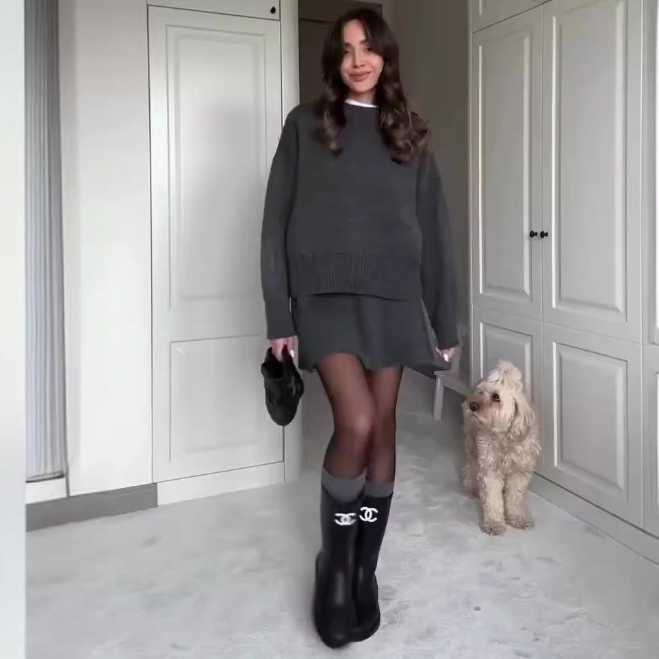 Conjunto verde: suéter monocromático y minifalda
