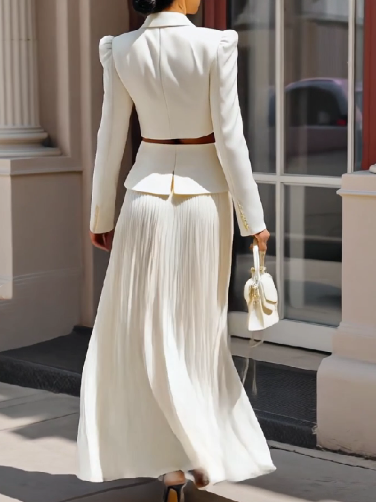Ensemble blazer court blanc et jupe longue plissée