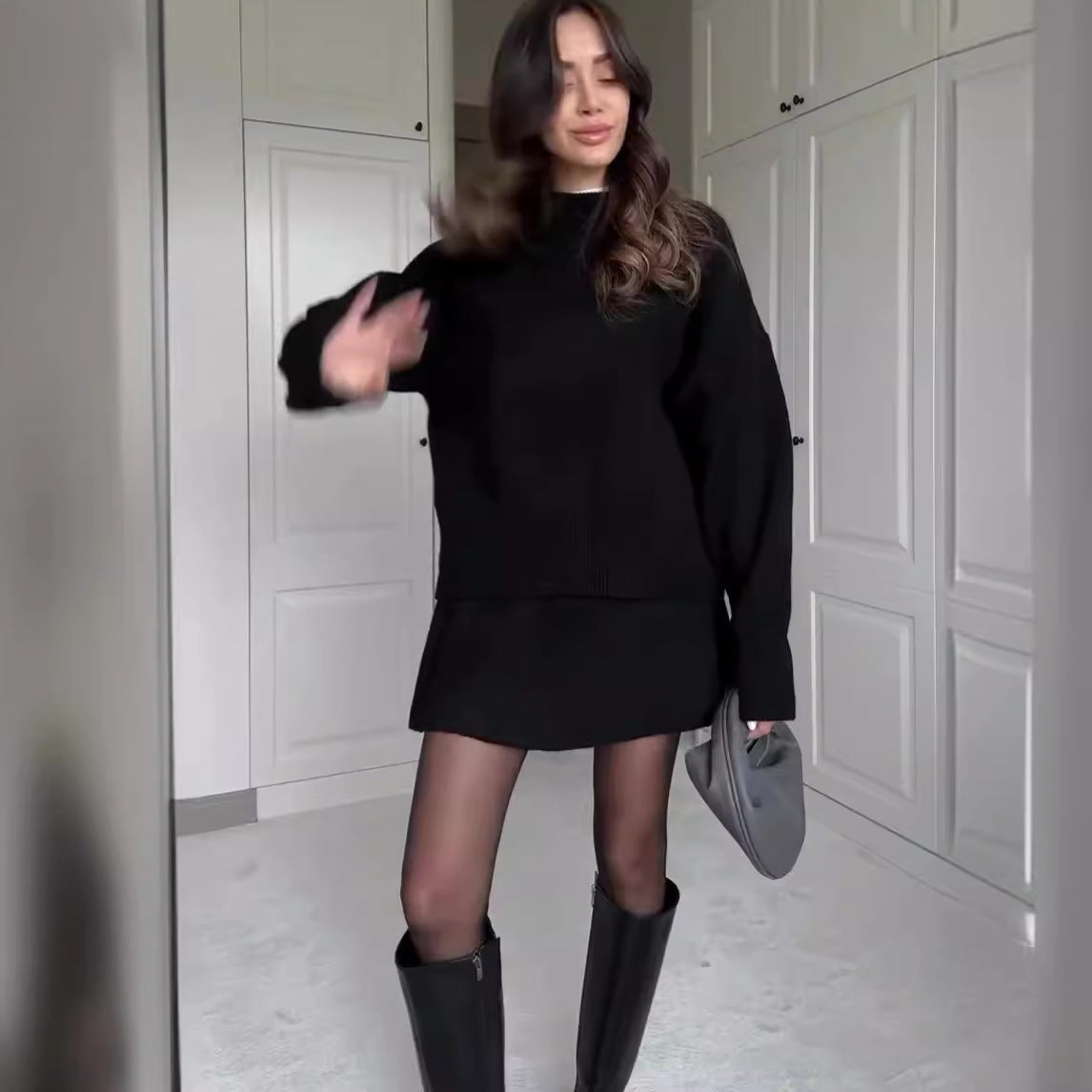 Conjunto verde: suéter monocromático y minifalda