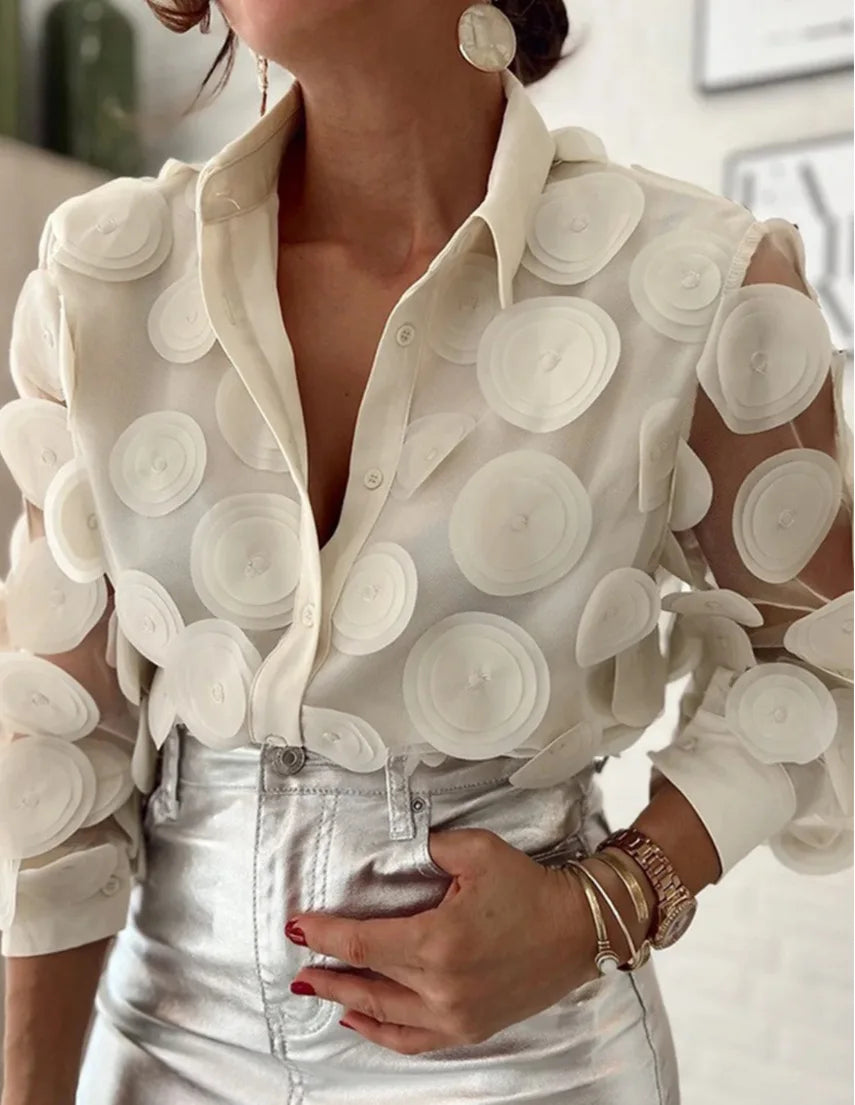 Camisa Elegance Bloom con flores tridimensionales