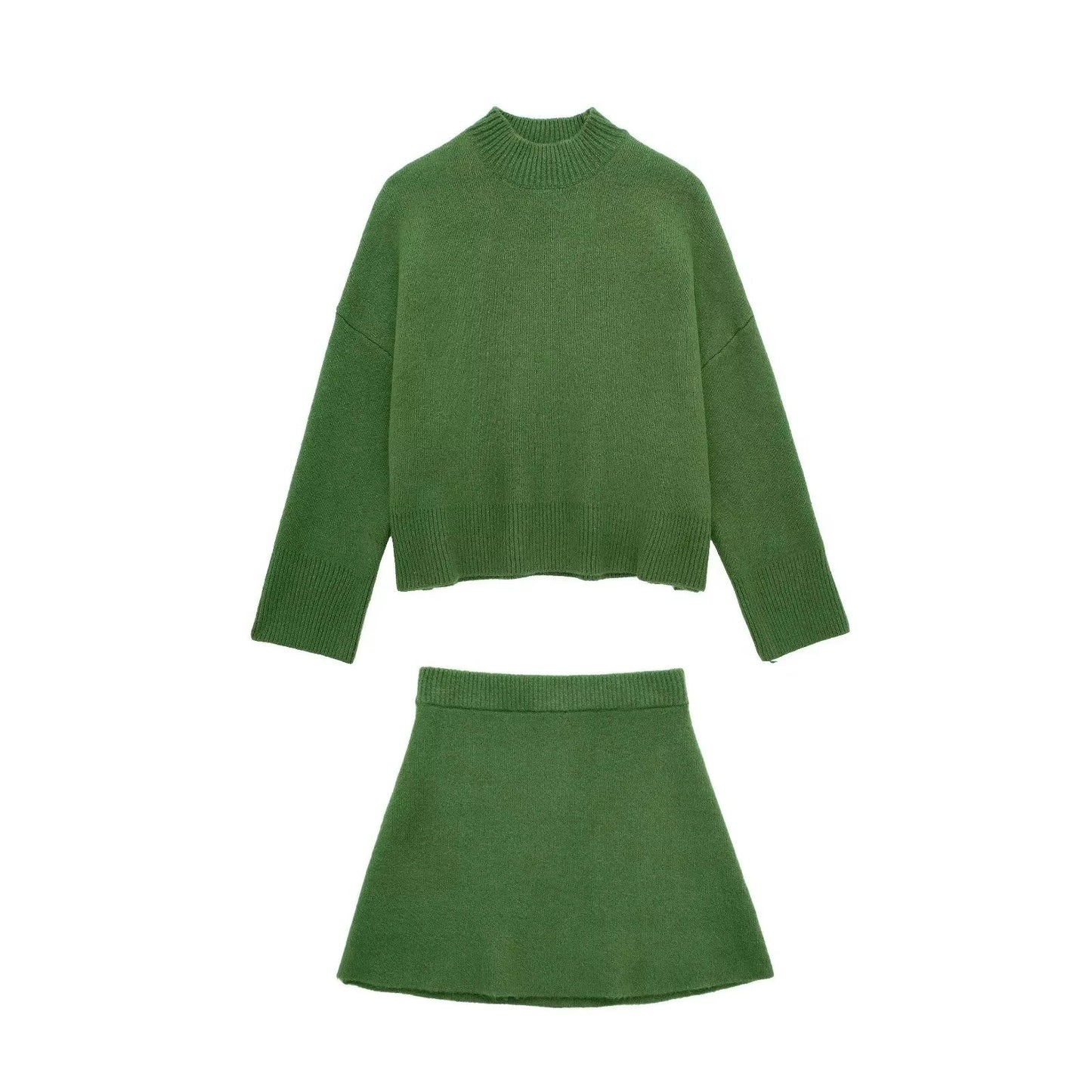 Conjunto verde: suéter monocromático y minifalda