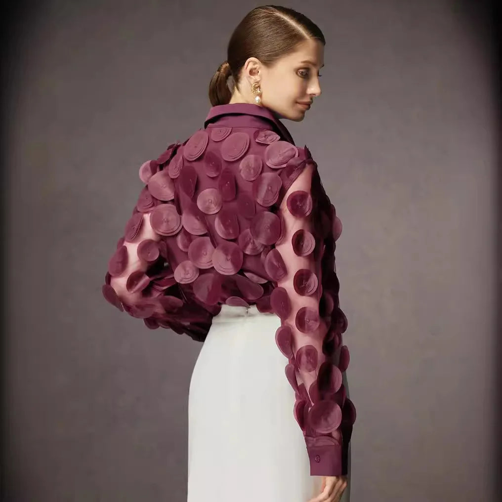 Camisa Elegance Bloom con flores tridimensionales