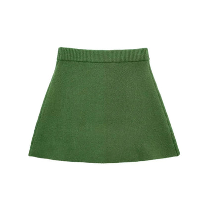 Conjunto verde: suéter monocromático y minifalda