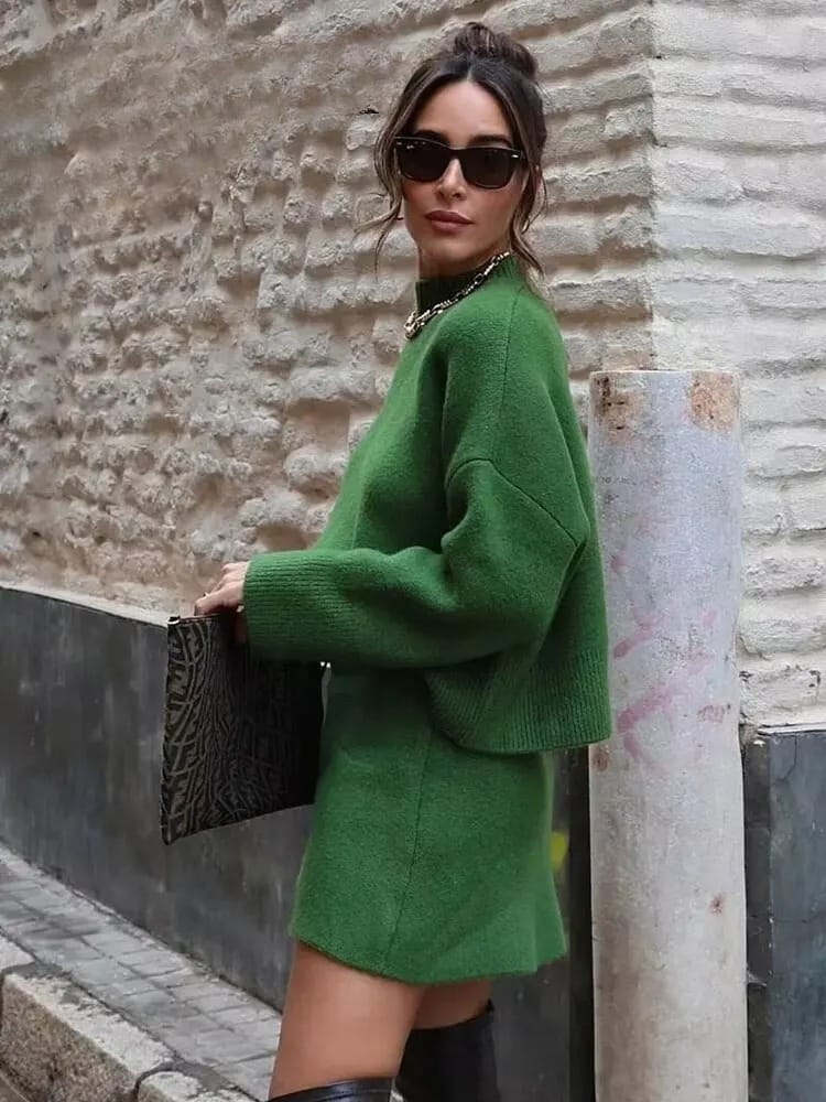Conjunto verde: suéter monocromático y minifalda