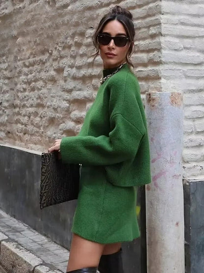 Conjunto verde: suéter monocromático y minifalda