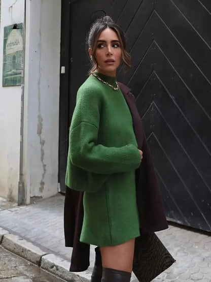 Conjunto verde: suéter monocromático y minifalda