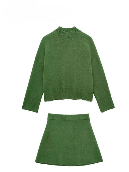 Conjunto verde: suéter monocromático y minifalda